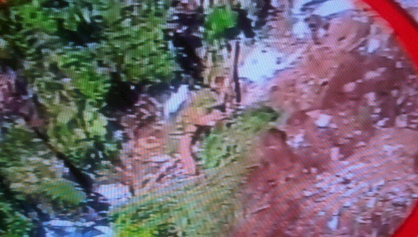 Hiện trường vụ rơi SSJ-100 của Nga. Ảnh Reuters