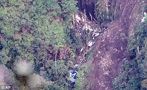 Mảnh vỡ của chiếc Sukhoi Superjet-100 bị rơi tại vùng núi Salak ở Bogor, Tây Java, Indonesia ngày 9/5. Ảnh Reuters