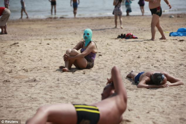 Mặc dù không rõ tác dụng chống tia cực tím của những chiếc mặt nạ này như thế nào...