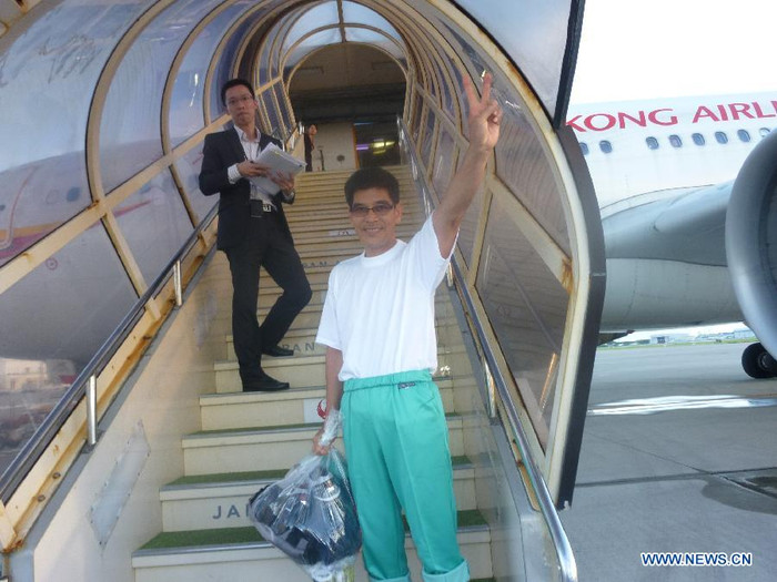 Một trong 14 người Hồng Kông bị cảnh sát biển Nhật Bản bắt giữ chuẩn bị lên máy bay ở Naha trở về Hồng Kông .