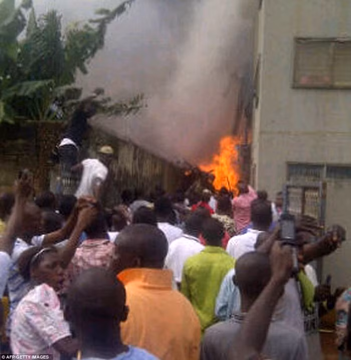 Trong khi đó, người đứng đầu cơ quan Hàng không dân sự Nigeria Harold Denuren cho biết, chiếc máy bay gặp nạn khi đang trên đường từ Abuja tới thủ đô Lagos. Không có hành khách nào sống sót. Trong khi đó, người đứng đầu cơ quan Hàng không dân sự Nigeria Harold Denuren cho biết, chiếc máy bay gặp nạn khi đang trên đường từ Abuja tới thủ đô Lagos. Không có hành khách nào sống sót.