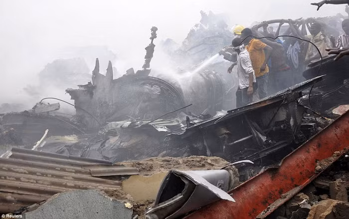 Tổng thống Nigeria Goodluck Jonathan tuyên bố ba ngày quốc tang cho các nạn nhân thiệt mạng trong vụ tai nạn trên và cho biết ông đã ra lệnh tiến hành một cuộc điều tra"đầy đủ nhất có thể" nhằm làm rõ nguyên nhân dẫn tới sự cố trên. Tổng thống Nigeria Goodluck Jonathan tuyên bố ba ngày quốc tang cho các nạn nhân thiệt mạng trong vụ tai nạn trên và cho biết ông đã ra lệnh tiến hành một cuộc điều tra"đầy đủ nhất có thể" nhằm làm rõ nguyên nhân dẫn tới sự cố trên.