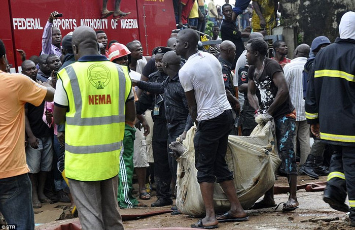 Mũi chiếc máy bay đâm phải một tòa chung cư 3 tầng gây thiệt hại nặng. Mũi chiếc máy bay đâm phải một tòa chung cư 3 tầng gây thiệt hại nặng.