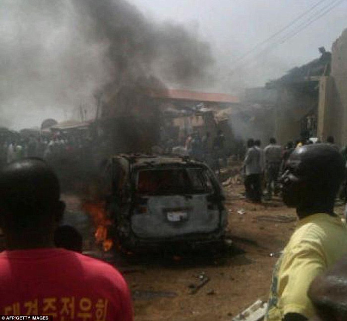 Praise Richard - một nhân chứng kể rằng anh đang xem phim thì nghe thấy tiếng nổ lớn như bom. Lao nhanh ra ngoài, anh chỉ thấy khói và lửa bốc lên dữ dội từ khu vực xảy ra vụ tai nạn. Praise Richard - một nhân chứng kể rằng anh đang xem phim thì nghe thấy tiếng nổ lớn như bom. Lao nhanh ra ngoài, anh chỉ thấy khói và lửa bốc lên dữ dội từ khu vực xảy ra vụ tai nạn.