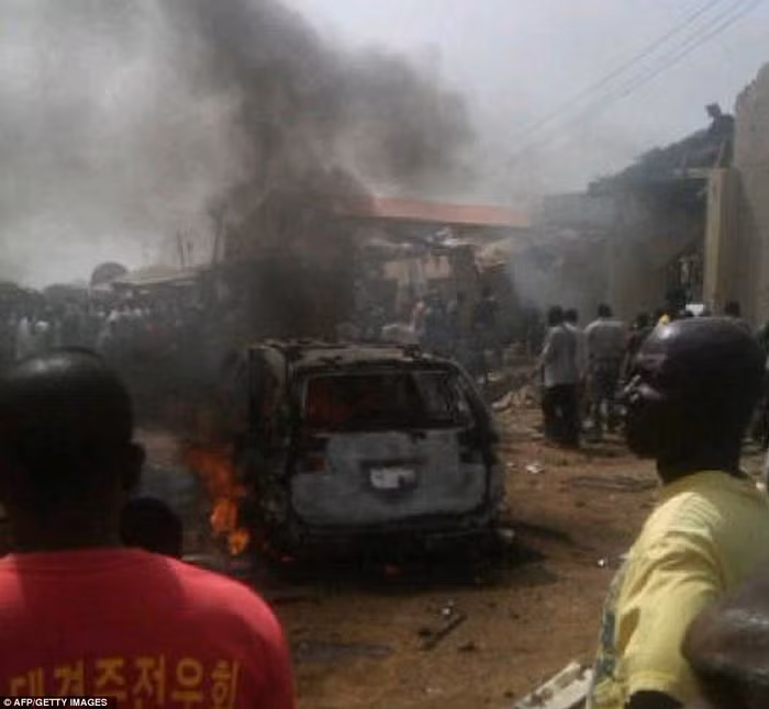 Praise Richard - một nhân chứng kể rằng anh đang xem phim thì nghe thấy tiếng nổ lớn như bom. Lao nhanh ra ngoài, anh chỉ thấy khói và lửa bốc lên dữ dội từ khu vực xảy ra vụ tai nạn. Praise Richard - một nhân chứng kể rằng anh đang xem phim thì nghe thấy tiếng nổ lớn như bom. Lao nhanh ra ngoài, anh chỉ thấy khói và lửa bốc lên dữ dội từ khu vực xảy ra vụ tai nạn.