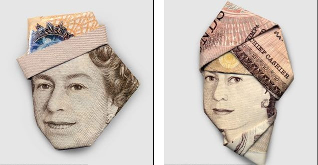 Nữ hoàng Elizabeth II đội mũ thủy thủ (trái) và đội khăn xếp. Nữ hoàng Elizabeth II đội mũ thủy thủ (trái) và đội khăn xếp.