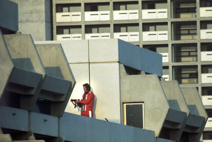 Một tay súng bắn tỉa ẩn nấp trên nóc nhà tại làng Olympic trong ngày diễn ra vụ tấn công khủng bố đẫm máu năm 1972 ở Đức. Một tay súng bắn tỉa ẩn nấp trên nóc nhà tại làng Olympic trong ngày diễn ra vụ tấn công khủng bố đẫm máu năm 1972 ở Đức.