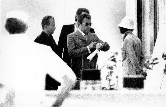 Cảnh sát trưởng thành phố Munich (giữa) tham gia đàm phán với những kẻ khủng bố Palestine. Cảnh sát trưởng thành phố Munich (giữa) tham gia đàm phán với những kẻ khủng bố Palestine.