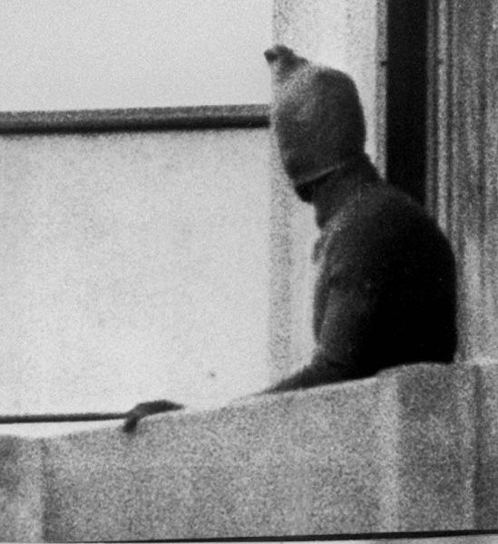 Kẻ khủng bố đeo mặt nạ tham gia vụ tấn công tại làng Olympic ở Đức năm 1972. Kẻ khủng bố đeo mặt nạ tham gia vụ tấn công tại làng Olympic ở Đức năm 1972.