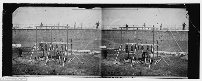 4 kẻ tội phạm bị treo 25 phút trên giá treo cổ trước khi được gỡ xuống. 4 kẻ tội phạm bị treo 25 phút trên giá treo cổ trước khi được gỡ xuống.