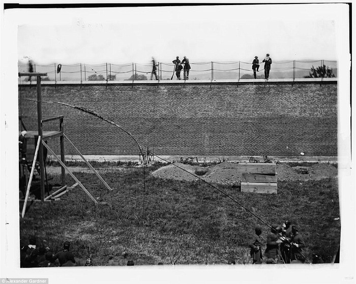 Bảy người đàn ông và một phụ nữ đã bị bắt vì tình nghi có liên quan tới âm mưu ám sát Tổng thống Lincoln, nhưng chỉ có 4 người bị kết án tử hình bằng hình thức treo cổ. Bảy người đàn ông và một phụ nữ đã bị bắt vì tình nghi có liên quan tới âm mưu ám sát Tổng thống Lincoln, nhưng chỉ có 4 người bị kết án tử hình bằng hình thức treo cổ.