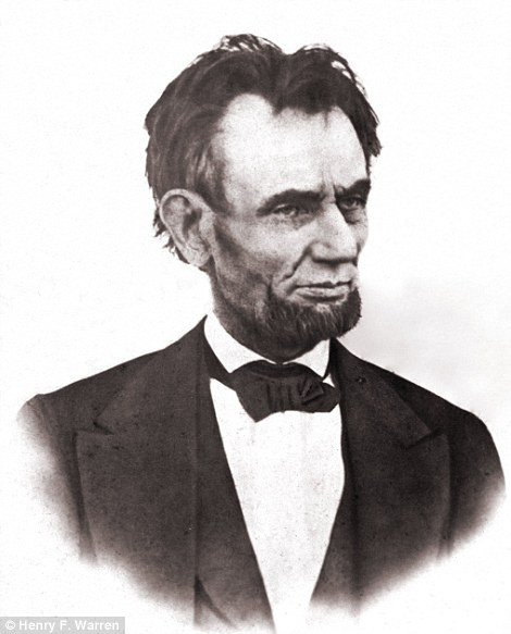 Tổng thống Abraham Lincoln bị bắn vào ngày 14/4/1865 tại rạp hát bởi nam diễn viên John Wilkes Booth. Ông qua đời một ngày sau đó. Tổng thống Abraham Lincoln bị bắn vào ngày 14/4/1865 tại rạp hát bởi nam diễn viên John Wilkes Booth. Ông qua đời một ngày sau đó.