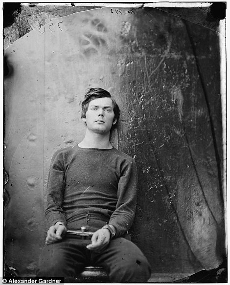 Lewis Powell, bị tử hình năm 21 tuổi, được mô tả trong một ấn phẩm phát hành năm 1890 là một "thanh niên tàn bạo, cục súc, đầu óc mông muội" đến từ Florida. Lewis Powell, bị tử hình năm 21 tuổi, được mô tả trong một ấn phẩm phát hành năm 1890 là một "thanh niên tàn bạo, cục súc, đầu óc mông muội" đến từ Florida.