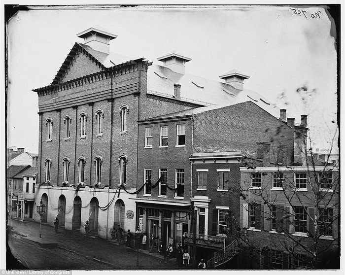 Bên ngoài Nhà hát Ford trong ngày để tang Tổng thống Lincoln. Bên ngoài Nhà hát Ford trong ngày để tang Tổng thống Lincoln.