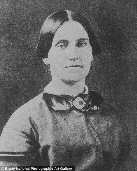 Mary Surratt - chủ nhà trọ, người phụ nữ duy nhất tham gia vào vụ ám sát và là người phụ nữ đầu tiên bị kết án tử hình bằng hình thức treo cổ trong lịch sử Liên bang Hoa Kỳ. Mary Surratt - chủ nhà trọ, người phụ nữ duy nhất tham gia vào vụ ám sát và là người phụ nữ đầu tiên bị kết án tử hình bằng hình thức treo cổ trong lịch sử Liên bang Hoa Kỳ.