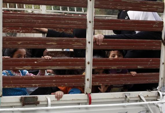 Trẻ em Syria trên xe tải cùng gia đình chạy trốn bạo lực rời thành phố Aleppo ngày 1710/2012. Trẻ em Syria trên xe tải cùng gia đình chạy trốn bạo lực rời thành phố Aleppo ngày 1710/2012.