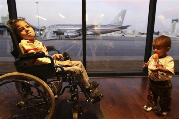Trẻ em Syria đang chờ lên máy bay rời đất nước tới Cộng hòa Séc ngày 6/11/2012. Trẻ em Syria đang chờ lên máy bay rời đất nước tới Cộng hòa Séc ngày 6/11/2012.