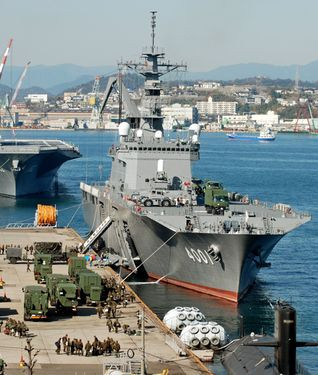 Các hệ thống PAC-3 được chuyển lên tàu chiến tại Kure, Hiroshima hôm 3/12. Các hệ thống PAC-3 được chuyển lên tàu chiến tại Kure, Hiroshima hôm 3/12.