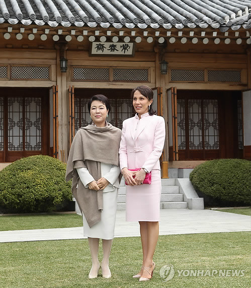 Bà Kim Yoon-ok (trái) đón bà Sylvia Bongo Ondimba, phu nhân Tổng thống Gabon Ali Ben Bongo Ondimba