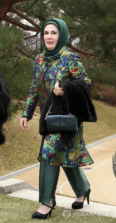 Phu nhân Emine Erdogan, vợ Thủ tướng Thổ Nhĩ Kỳ Recep Tayyip Erdogan.