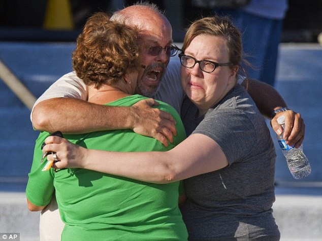 Ông Sullivan ôm lấy các thành viên trong gia đình mình khi bất lực tìm kiếm người con trai đã chết. Ông Sullivan ôm lấy các thành viên trong gia đình mình khi bất lực tìm kiếm người con trai đã chết.