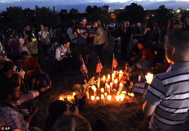 Hàng ngàn người tham gia cầu nguyện cho các nạn nhân của vụ xả súng tại Aurora.