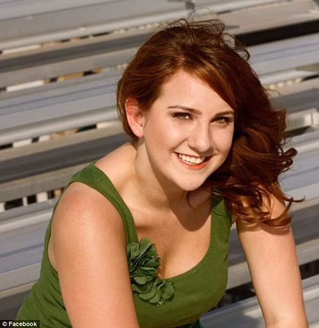 Jessica Ghawi, một MC dẫn chương trình truyền hình đầy tham vọng, là 1 trong số 12 người bị bắn chết trong vụ thảm sát. Cô được nhìn thấy đã phấn khích trước bộ phim cho đến những khoảnh khắc cuối cùng trước khi chết.