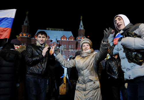 Người Nga hy vọng về sự ổn định và thịnh vượng mà tân Tổng thống Putin sẽ đem lại cho họ trong những năm đương nhiệm tới. Người Nga hy vọng về sự ổn định và thịnh vượng mà tân Tổng thống Putin sẽ đem lại cho họ trong những năm đương nhiệm tới.