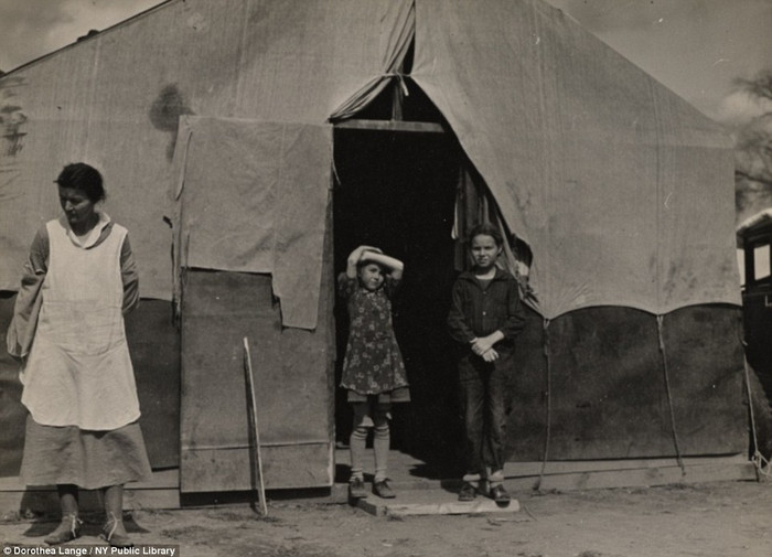 Một gia đình di cư đứng trước căn lều của họ ở quận Kern, California, vào năm 1936. Một gia đình di cư đứng trước căn lều của họ ở quận Kern, California, vào năm 1936.