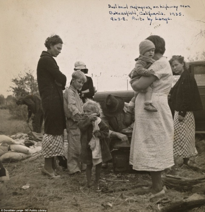 Những người tị nạn sống bên lề một đường cao tốc gần Bakersfield, California vào năm 1935. Những người tị nạn sống bên lề một đường cao tốc gần Bakersfield, California vào năm 1935.