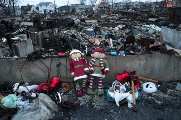 Những món đồ trang trí Giáng sinh được đặt trên phần còn lại của một ngôi nhà bị thiêu rụi trong bão Sandy ở quận Queens, New York, Mỹ ngày 25/12.