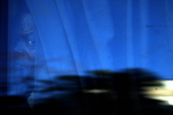 Một người nhập cư từ Nam Sudan nhìn ra bên ngoài từ chiếc xe của cơ quan xuất nhập cảnh và cục Dân số Israel sau khi bị bắt ở Tel Aviv, Israel, ngày 12 tháng 6. Một người nhập cư từ Nam Sudan nhìn ra bên ngoài từ chiếc xe của cơ quan xuất nhập cảnh và cục Dân số Israel sau khi bị bắt ở Tel Aviv, Israel, ngày 12 tháng 6.