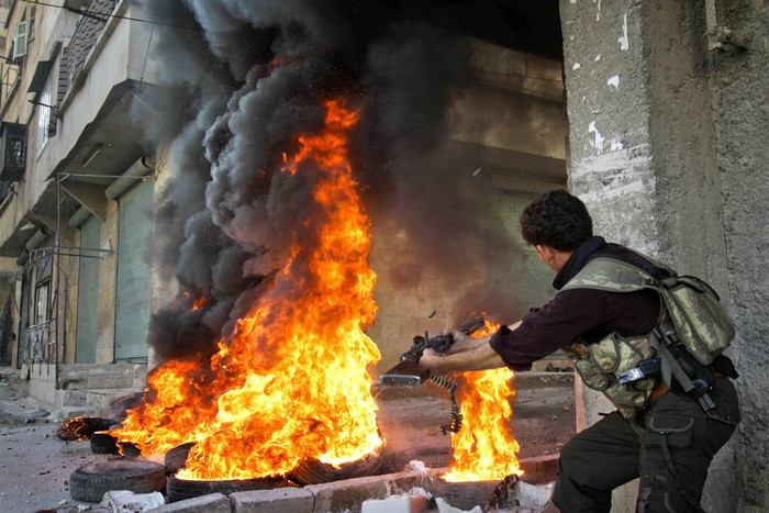 Một tay súng nổi dậy Syria đang nổ súng chống lại quân chính phủ trong một trận giao tranh tại thành phố Aleppo ngày 13/11 đã giết chết 41 người, trong đó chủ yếu là dân thường. Một tay súng nổi dậy Syria đang nổ súng chống lại quân chính phủ trong một trận giao tranh tại thành phố Aleppo ngày 13/11 đã giết chết 41 người, trong đó chủ yếu là dân thường.