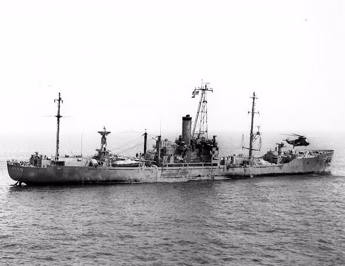 Tàu USS Liberty ngày 9/6/1967 - 1 ngày sau khi xảy ra vụ tấn công. Tàu USS Liberty ngày 9/6/1967 - 1 ngày sau khi xảy ra vụ tấn công.