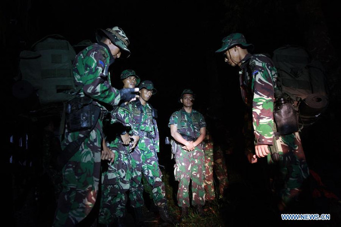 Trong khi đó, người đứng đầu Cơ quan khản cấp của Jakarta, ông Ketut Parwa cho biết: "Chúng tôi sợ rằng máy bay có thể đã bị rơi tại một khu rừng rậm khoảng 2.000 m trên mực nước biển gần miệng núi lửa Kawah Ratu".
