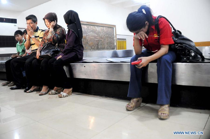 Trong đêm ngày 9/5, thân nhân của các hành khách bị mất tích đã đến sân bay Halim Perdana Kusuma ở Jakarta để trông ngóng tin tức về người thân của mình.