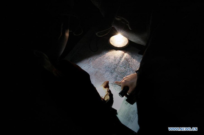 Theo RT, một nhóm cứu hộ đã được gửi tới núi lửa Salak cao 7254m trên mực nước biển để tìm kiếm nhưng không tìm thấy dấu vết của chiếc máy bay ngay trong ngày 9/5.