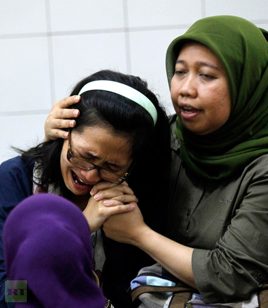 Thủ tướng Nga Dmitry Medvedev ngày 9/5 cũng đã ra lệnh thành lập một ủy ban điều tra đặc biệt nhằm làm rõ nguyên nhân nhân tới sự cố và gửi lực lượng cứu hộ tới Indonesia thực hiện sứ mệnh giải cứu cho phi hành đoàn bị mất tích.