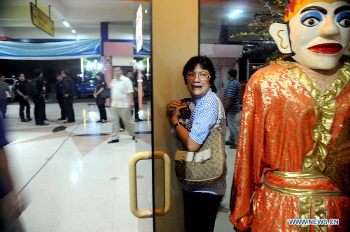 Hiện điện thoại di động của nhiều người có mặt trên chuyến bay vẫn chưa thể kết nối liên lạc lại được. Trong khi đó, hãng di động Beeline của Nga đang bắt đầu tiến hành tìm kiếm tín hiệu điện thoại di động của các hành khách Nga có mặt trên chuyến bay với nỗ lực xác định vị trí nơi chiếc máy bay đã hạ cánh.