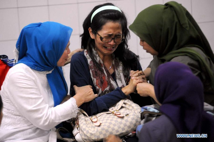 Các trực thăng của Không quân, cơ quan tình trạng khẩn cấp và trực thăng y tế của Indonesia cũng đã được huy động để hỗ trợ công tác tìm kiếm chiếc máy bay mất tích. Tuy nhiên, ngày 10/5, tại khu vực này vẫn còn có mây mù dầy đặc và mưa khiến nhiều chuyến bay liên tục bị hoãn lại. Ảnh: thân nhân những người mất tích khóc tại sân bay Halim Perdana Kusuma ở Jakarta.