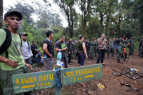 Đội cứu hộ mặt đất đang tới hiện trường