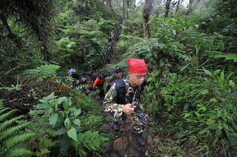 Đội cứu hộ mặt đất đang tới hiện trường