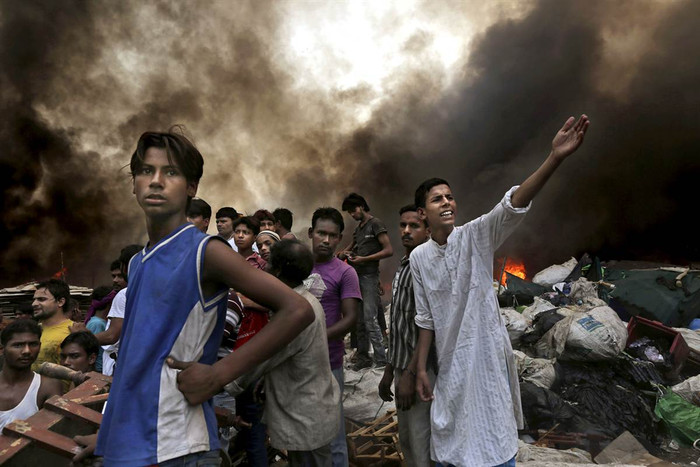 Một thanh niên Ấn Độ chỉ về phía có nước trong lúc cùng mọi người chờ đợi các nhân viên cứu hỏa tới dập tắt đám cháy tấn công khu ổ chuột của họ tại New Delhi ngày 22/6. Một thanh niên Ấn Độ chỉ về phía có nước trong lúc cùng mọi người chờ đợi các nhân viên cứu hỏa tới dập tắt đám cháy tấn công khu ổ chuột của họ tại New Delhi ngày 22/6.