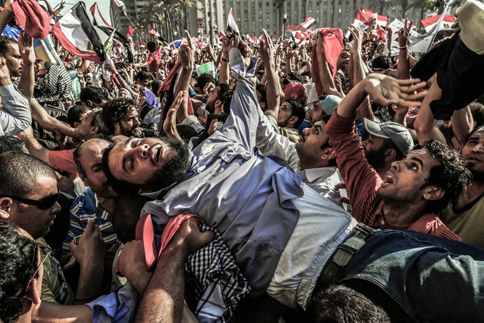 Những người Hồi giáo tại quảng trường Tahrir, Cairo ngày 24/6 - ngày bầu cử Tổng thống Ai Cập. Theo kết quả chính thức, ông Mohammed Morsi đã trở thành người chiến thắng với 51,7% phiếu ủng hộ. Đối thủ của ông, cựu thủ tướng Ahmed Shafiq nhận được 43,8%. Những người Hồi giáo tại quảng trường Tahrir, Cairo ngày 24/6 - ngày bầu cử Tổng thống Ai Cập. Theo kết quả chính thức, ông Mohammed Morsi đã trở thành người chiến thắng với 51,7% phiếu ủng hộ. Đối thủ của ông, cựu thủ tướng Ahmed Shafiq nhận được 43,8%.