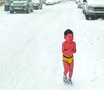 Duo Duo mình trần chạy trong tuyết lạnh