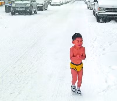 Duo Duo mình trần chạy trong tuyết lạnh