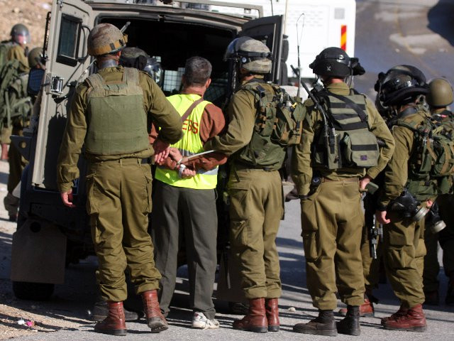 Nhân viên an ninh Israel bắt giữ 1 trong 4 nghi phạm âm mưu đánh bom khủng bố Nhân viên an ninh Israel bắt giữ 1 trong 4 nghi phạm âm mưu đánh bom khủng bố