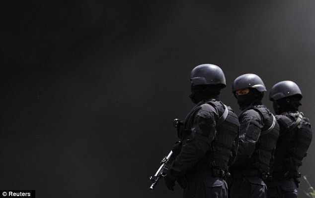 Cảnh sát bảo vệ quá trình tiêu hủy lượng lớn ma túy tại Panama City. Cảnh sát bảo vệ quá trình tiêu hủy lượng lớn ma túy tại Panama City.