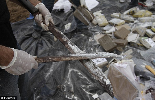 Quốc gia này cũng được coi là một địa điểm lý tưởng đối với các hoạt động rửa tiền của những băng nhóm tội phạm khác nhau. Quốc gia này cũng được coi là một địa điểm lý tưởng đối với các hoạt động rửa tiền của những băng nhóm tội phạm khác nhau.