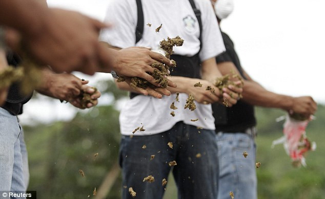 Nằm ở giữa lục địa Bắc và Nam Mỹ, giữa Đại Tây Dương và Thái Bình Dương - Panama được coi là một điểm trung gian nóng của nạn buôn bán ma túy và nhập cư bất hợp pháp. Nằm ở giữa lục địa Bắc và Nam Mỹ, giữa Đại Tây Dương và Thái Bình Dương - Panama được coi là một điểm trung gian nóng của nạn buôn bán ma túy và nhập cư bất hợp pháp.